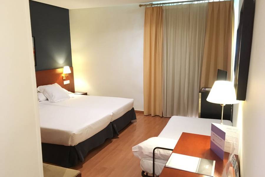 DOUBLE ROOM (TWO ADULTS + 1) TRH Ciudad de Baeza Hotel 